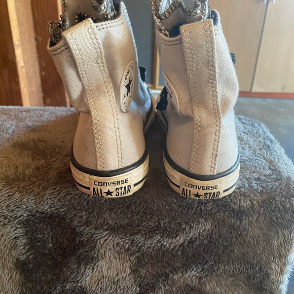 Girls Converse All Stars Sz 2 - Picture 2 of 4